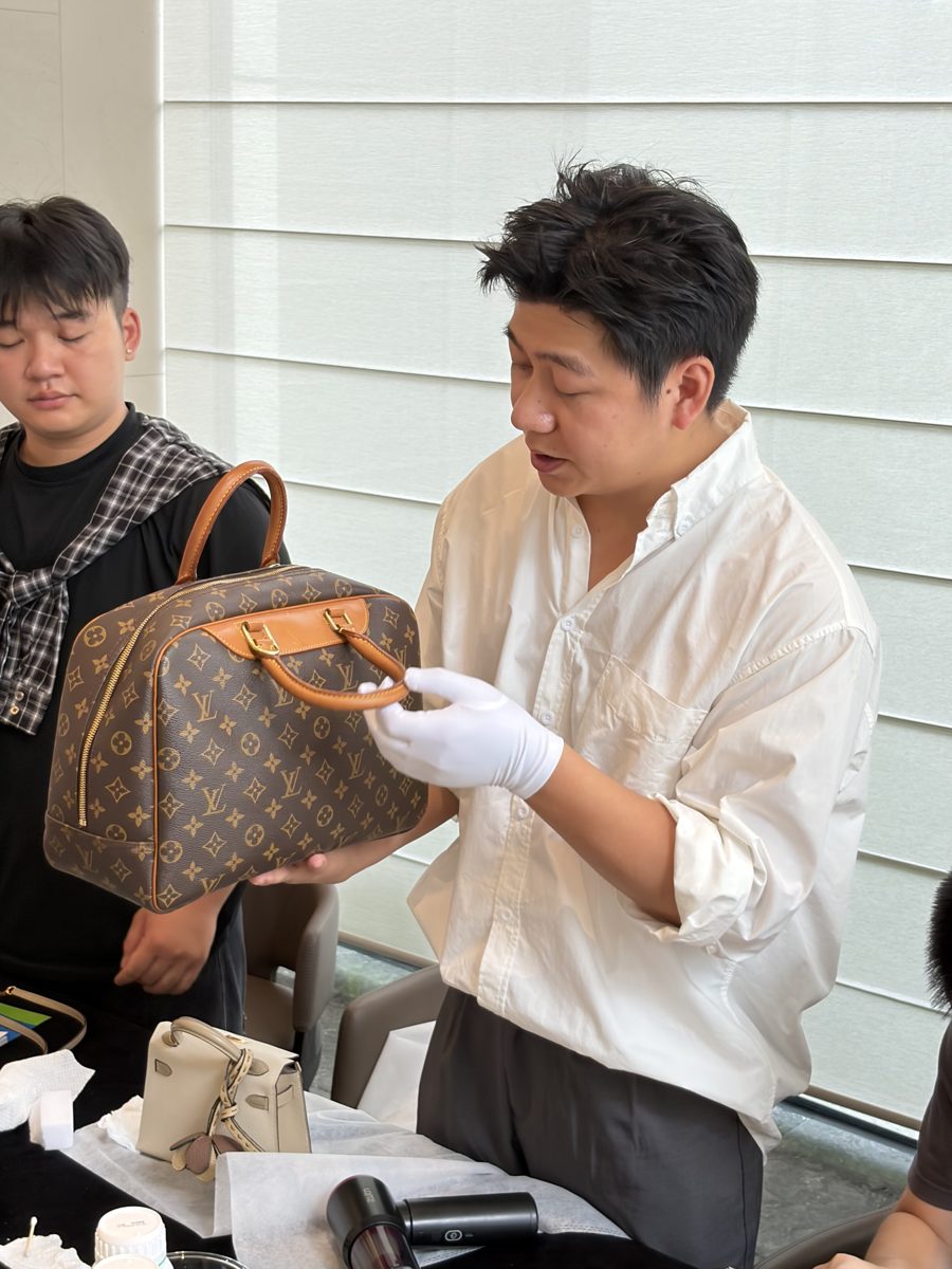 工作人员为客户进行奢品检测评估